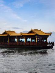 ล่องเรือชมทะเลสาบตะวันตก