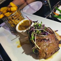 Grill Steak Seafood on Hardware Lane 여행 사진