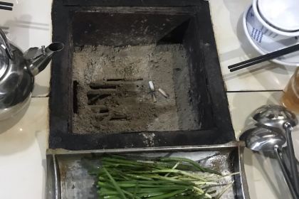 老宅瓦片烧烤火锅