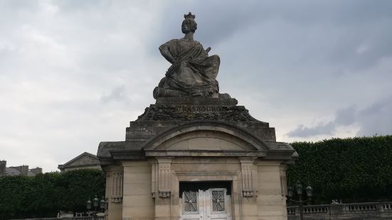 協和廣場位於巴黎市中心，塞納河北岸，是法國最著名的廣場之一，