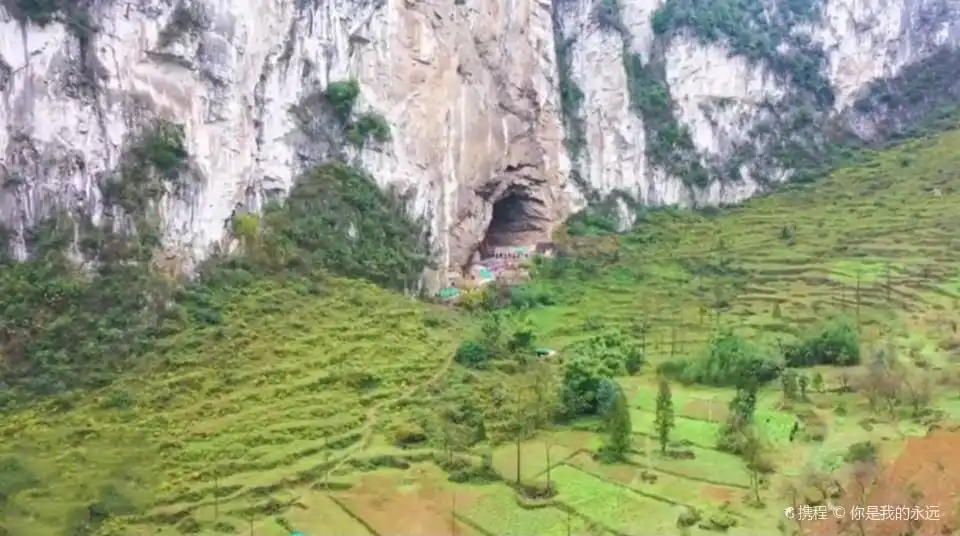 Hotels near Tiankeng Group
