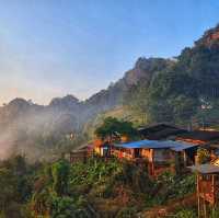 หมู่บ้านในหุบเขา​ ท่ามกลางสายหมอก