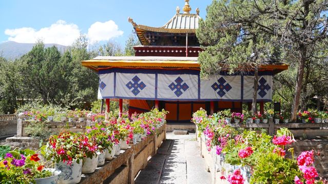 Gesang Deji Pozhang Scenic Spot