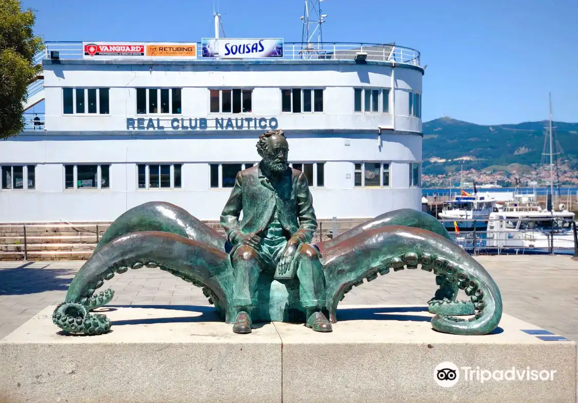 Hotels near Monumento a Julio Verne