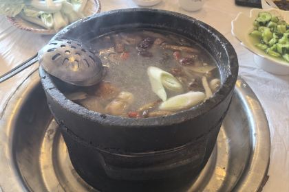 鲁朗纳麦石锅鸡庄园