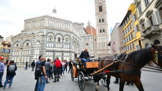 大教堂广场估计是佛罗伦萨城中聚集游客最多的地方了，这里有好几