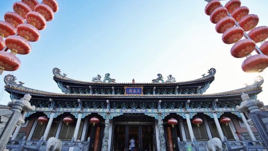 凤山祖庙旅游区位于广东省汕尾市区东面的品清湖畔。由凤山公园、