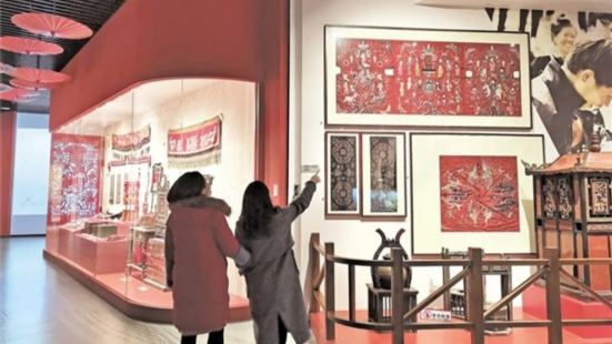 贵州省民族博物馆位于贵阳市遵义路南侧，东依南明河，西邻贵阳火