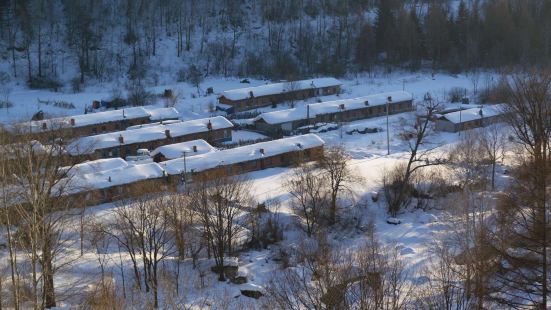 东北大小兴安岭与长白山中，任何一个林场里的屯子都和雪乡一样美