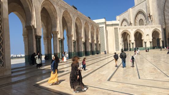 哈桑二世清真寺是摩洛哥的一座清真寺，位於卡薩布蘭卡的大西洋海