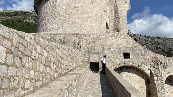 杜布尼克城牆，壯觀的防禦工事。沿著城牆漫步，俯瞰古城的美景。