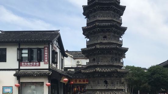 南翔古镇的精华在于南翔老街，靠近上海五大古典园林之一的古猗园