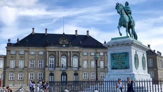 哥本哈根的一座很漂亮的建筑物的，参观的游客比较的多的。这是一