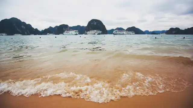 Hotels near Tra Co beach