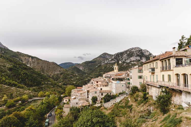 Compare 5 airports near Saint-Etienne