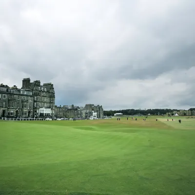 Отели рядом с достопримечательностью «West Sands»