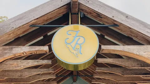 Falling Rabbit Restaurant in ดุลูท