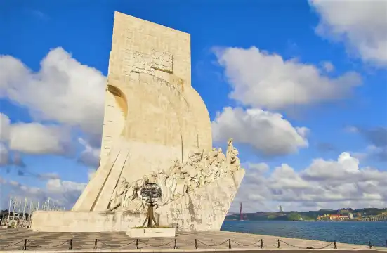 発見のモニュメント周辺のホテル