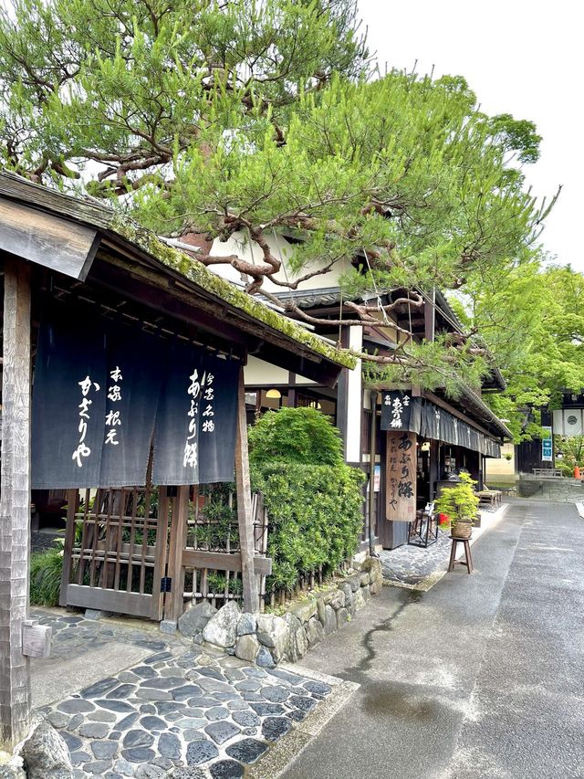 今宮神社前を眺めながら　あぶり餅を堪能。