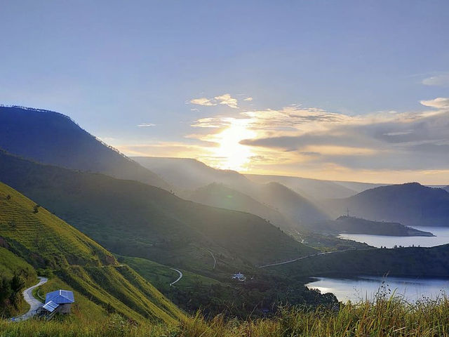 The hill overlooking the Toba lake
