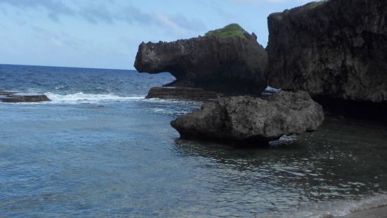 鳄鱼头海滩位于塞班岛的北部，因形似鳄鱼而得名，远远望过去，就