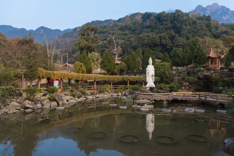 Hotels near Yinna Mountain Tourist Resort