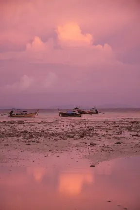 โรงแรมใกล้หาดสวรรค์ ในถ้ำมรกต เกาะมุก