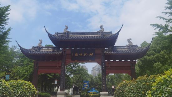 绣湖公园位于义乌旧城区，附近有绣湖广场、市政府、商业中心。是