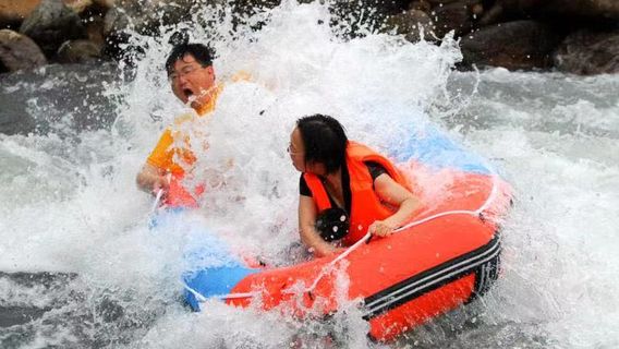 Белые облака дрейфуют