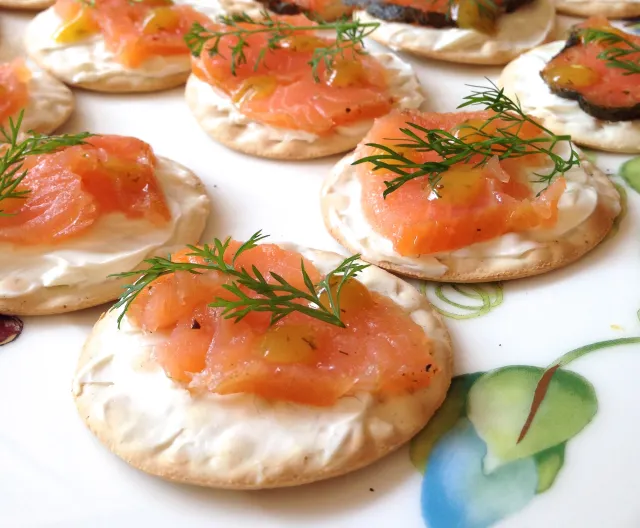 スモークサーモンとチーズクラッカー