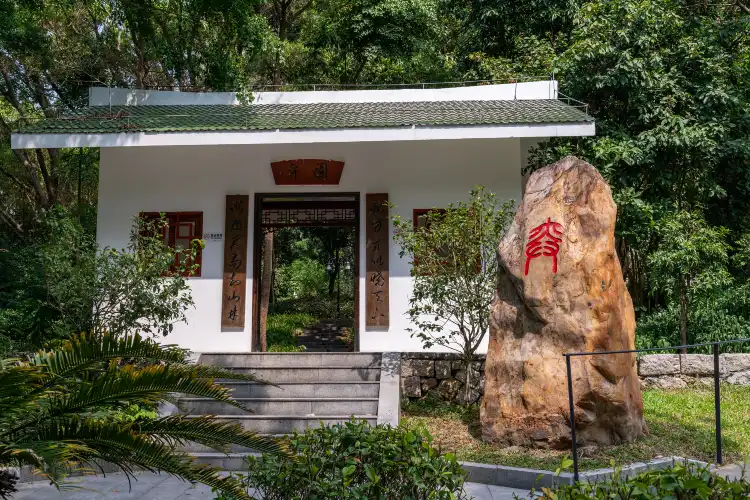 Hotels near Huanggang Park