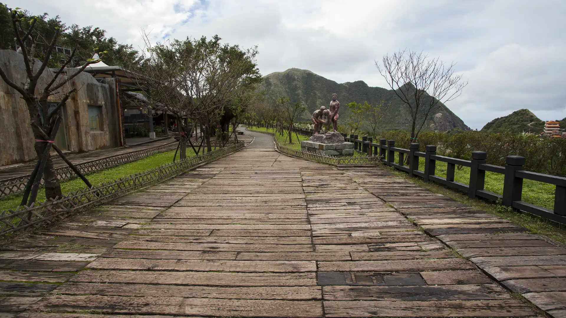 Hotels near Wufankengdao Memorial Park