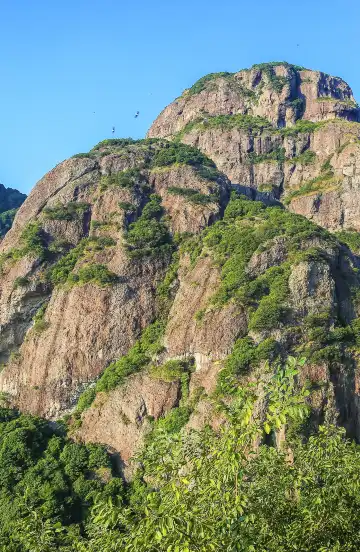 Hotels near Lingtong Mountain