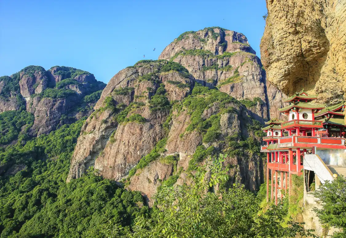 Hotels near Lingtong Mountain