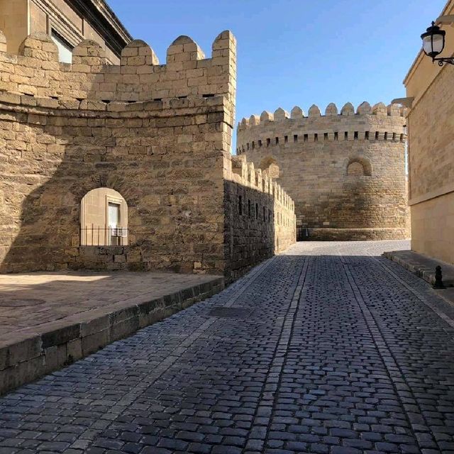 #culturetrip เมืองบากู (Baku) ประเทศอาเซอร์ไบจาน หลายคนอาจไม่คุ้นเคยกับประเทศนี้เท่าไหร่ เมืองบากูนี้เป็นเมืองหลวงและเมืองที่ใหญ่ที่สุดของประเทศ ภายในเขตเมืองเก่าจะมีสถาปัตยกรรมสวยงามมากๆ ค่ะ สามารถเดินเยี่ยมชมสถาปัตยกรรมและบรรยากาศสวย ๆ ได้ ตลอดทาง เป็นจุดที่น่าไปถ่ายรูปชิคๆ จริงๆ ค่ะ

#tip การเดินทางท่องเที่ยวภายในเมืองสามารถเดินทางด้วยรถประจำทางได้ค่ะ 
#culturetrip