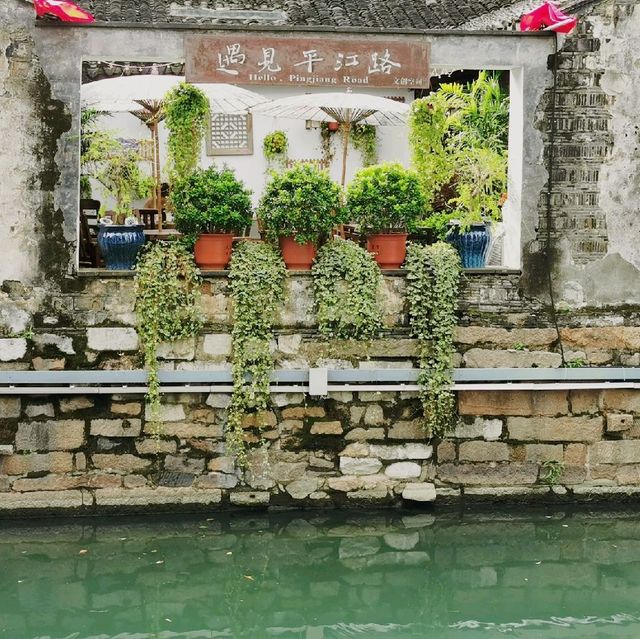Walk through an ancient Suzhou. 