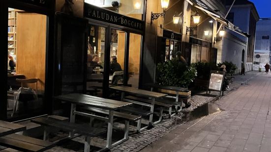 疫情这么严重，但是哥本哈根的各个酒吧咖啡厅，饭店，蛋糕店人满