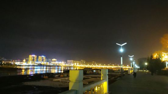 牡丹江江邊的夜景，人不多，適合夜跑，跳廣場舞，也可以遛遛彎。