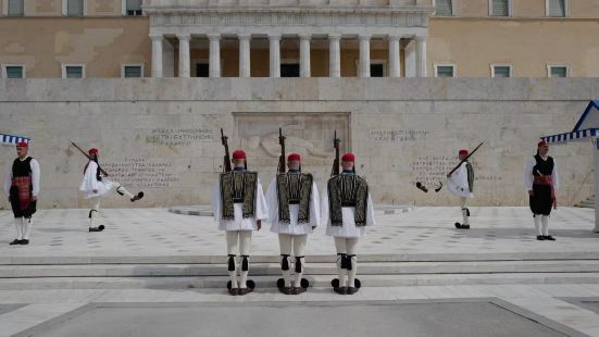 雅典憲法廣場是為了紀念世界第一部憲法誕生設立的，廣場不大每天