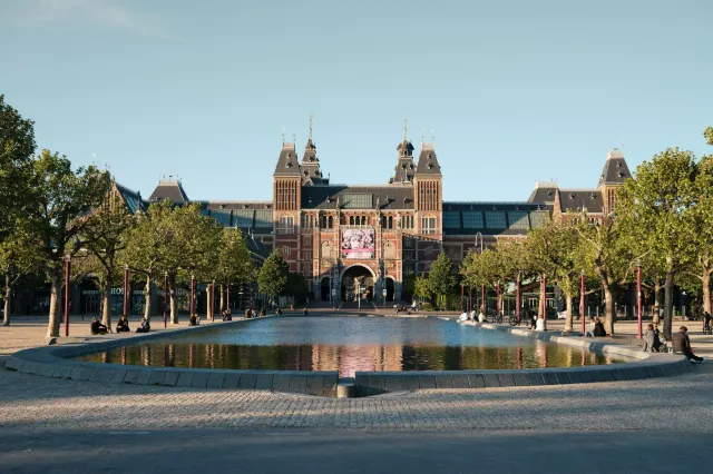 Der berühmte Museumplein in Amsterdam