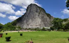 พระพุทธรูปแกะสลักหน้าผาเขาชีจรรย์