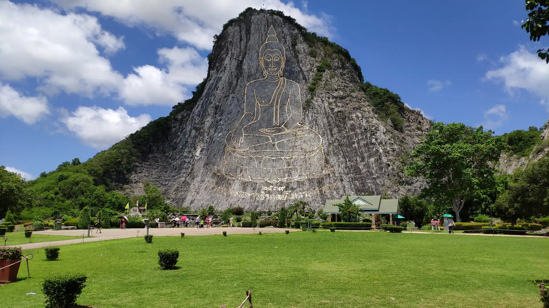 โรงแรมใกล้พระพุทธรูปแกะสลักหน้าผาเขาชีจรรย์