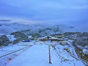 巴山羅盤頂滑雪場