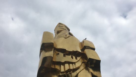 重庆南山大金鹰是重庆一大地标，位于南山顶，大金鹰雄伟壮观，楼
