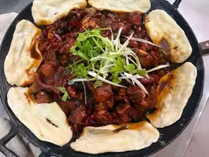 Ground-pot-cooked chicken