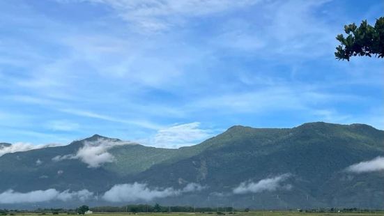 花東縱谷是花蓮到台東，中央山脈和海岸山脈之間的峽谷。寬度大約