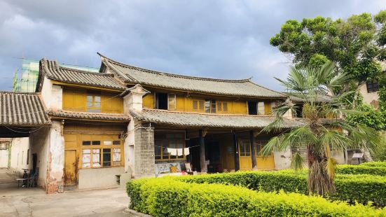 就在巍山古城，大门紧闭，门上方写有&ldquo;人民法院&r