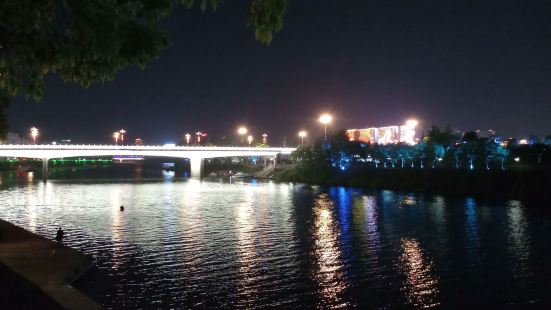 在黃山著名的屯溪老街附近，晚上江邊大橋和建築的燈光效果很不錯