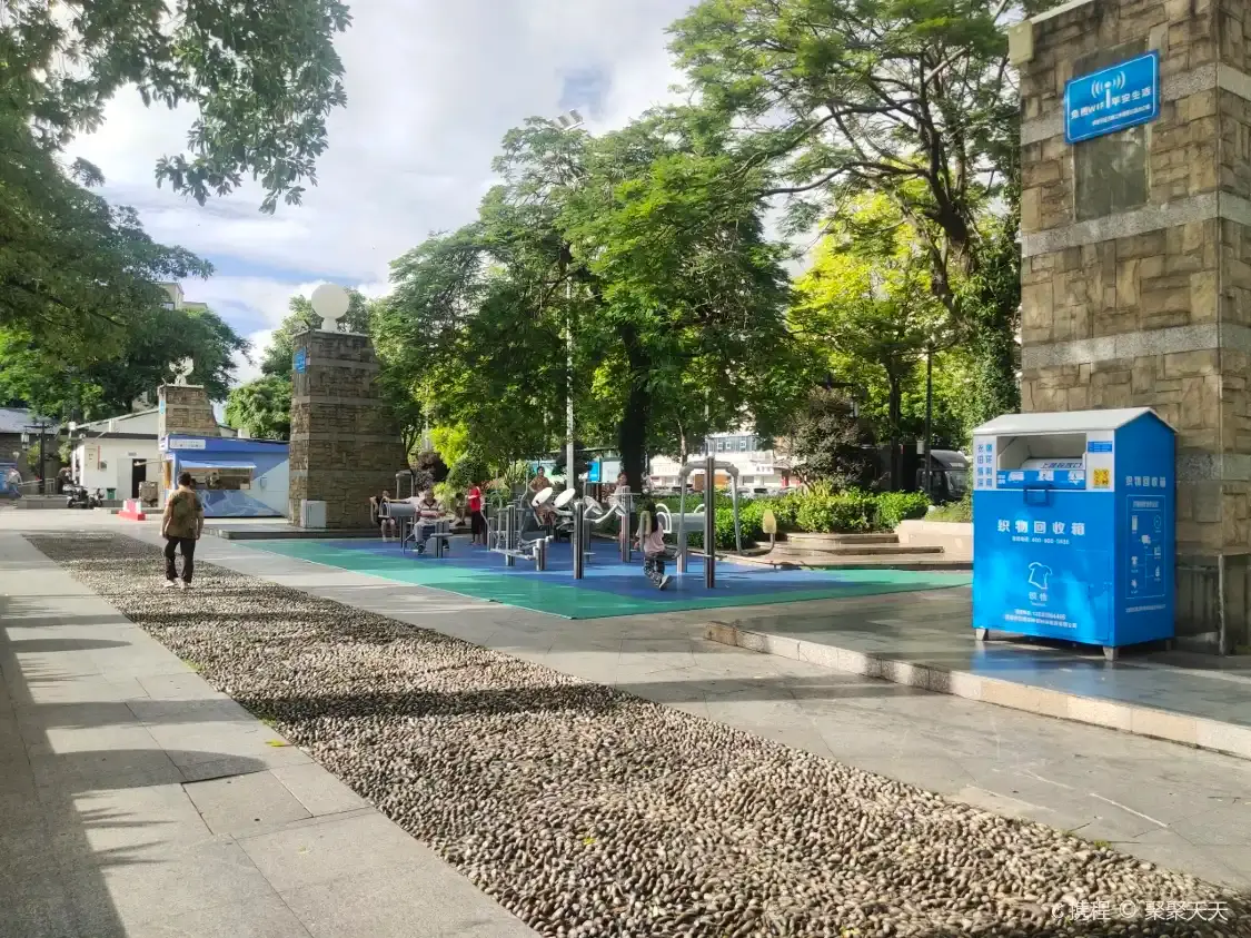 Hotels near Dalang Laodongzhe Square