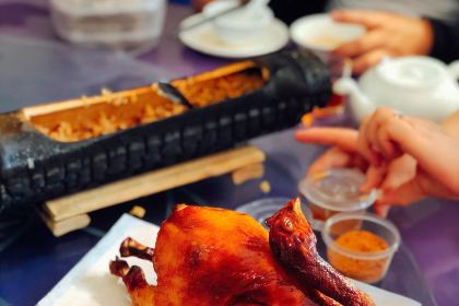 山水间竹筒饭店